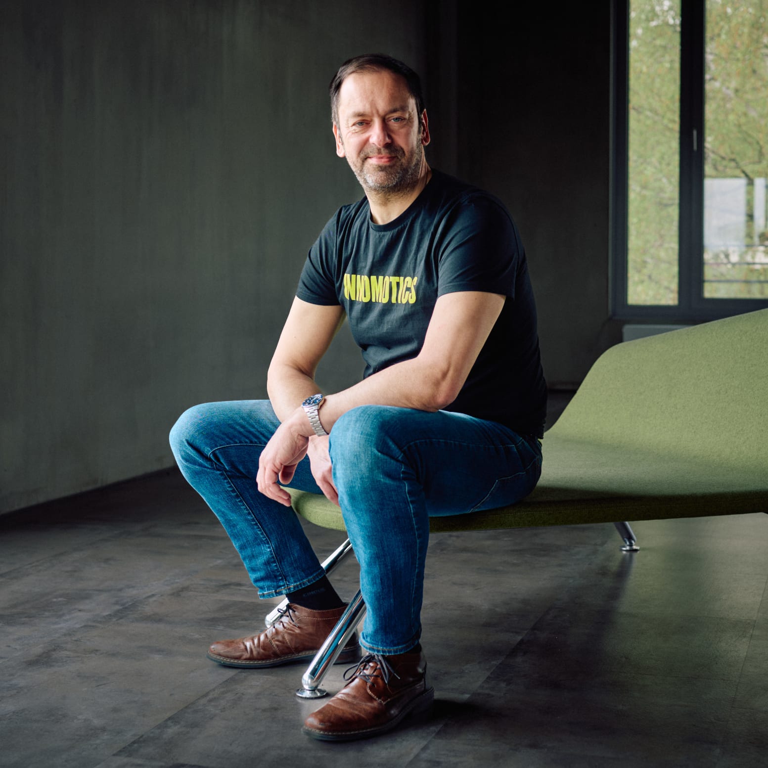 Rolf Zimmermann, Product Owner of Innomotics Evaluate, sitting on a couch