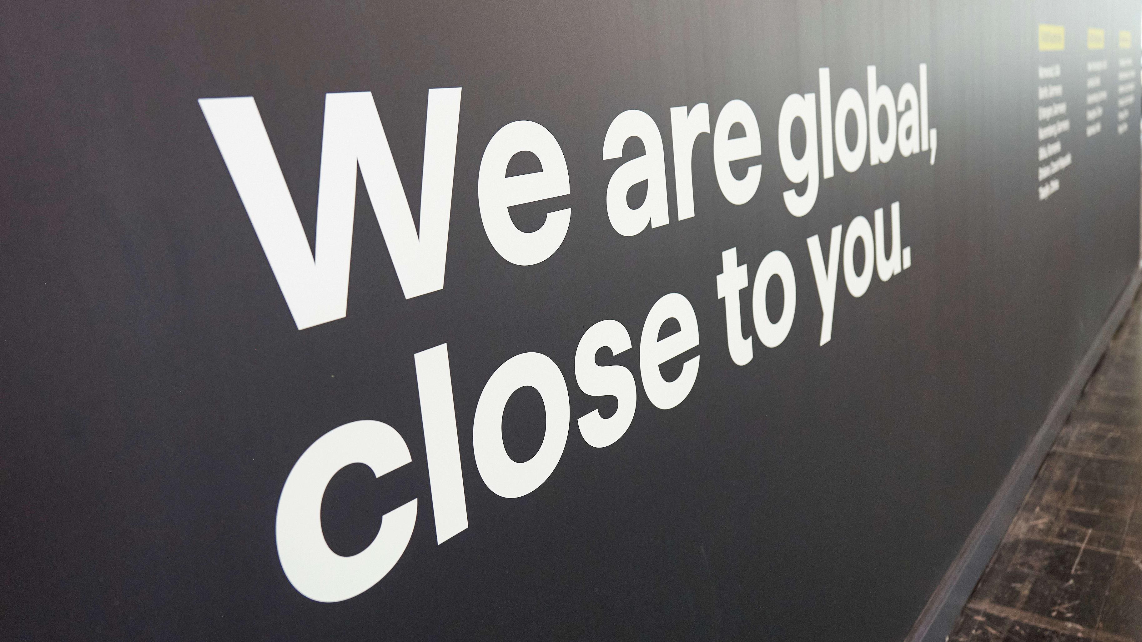 Banner mit dem Text We are global close to you Banner mit dem Text We are global close to you